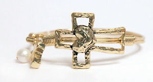 yzuXbg@ANZT?@braceletcross goldtonebraceletcrossgoldtone