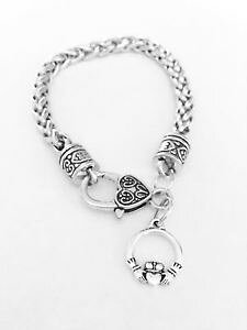 �y���������z�u���X���b�g�@�A�N�Z�T��?�@claddagh�A�C�������h�P���gcladdagh irish friendship loyalty hands crown celtic gift for her charm bracelet