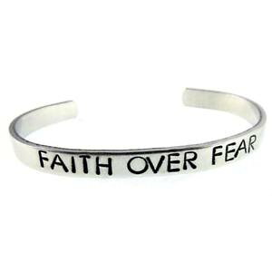 �y���������z�u���X���b�g�@�A�N�Z�T��?�@�u���X���b�g�}���g���J�texpressions bracelets faith over fear mantra cuff