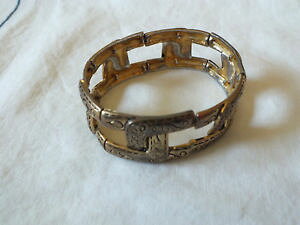 �y���������z�u���X���b�g�@�A�N�Z�T��?�@�X�g���b�`�u���X���b�g�S�[���h�g�[���G���{�Xcollectible stretch bracelet gold tone embossed 78 wide x 2 38 across unstre