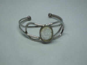 �y���������z�u���X���b�g�@�A�N�Z�T��?�@�J�t�u���X���b�g�V���o�[�g�[�����o�[�X�G���{�X�f�U�C�����C�hbeautiful cuff bracelet silver tone reverse embossed floral design 78 wide