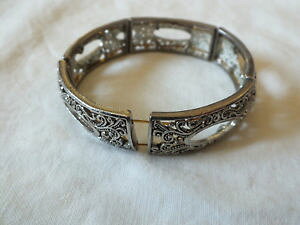 �y���������z�u���X���b�g�@�A�N�Z�T��?�@�X�g���b�`�u���X���b�g�V���o�[�g�[���G���{�Xcollectible stretch bracelet silver tone embossed 58 wide x 2 12 across unst