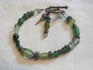�y���������z�u���X���b�g�@�A�N�Z�T��?�@�g�O���N���X�v�u���X���b�g�V���o�[�g�[���O���[���r�[�Ybeautiful toggle clasp bracelet silver tone green beads 7 12 long dangles