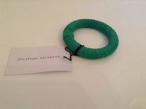 yzC^A@uXbg@XG[hWiTT_[XuXbgGhO[uXbgbnwt 100 auth jonathan saunders braccialetto verde smeraldo braccialetto in pelle scamo