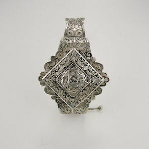 yzC^A@uXbg@uXbgxx}Oubracelet avec compartiment secret berbere maghreb filigramme