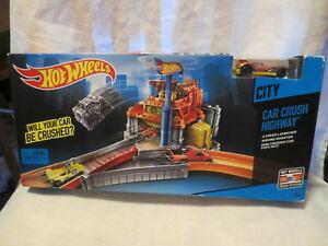 �y���������z�͌^�ԁ@�X�|�[�c�J�[�@�z�b�g�z�C�[��hot wheels city car crush highway nib with car