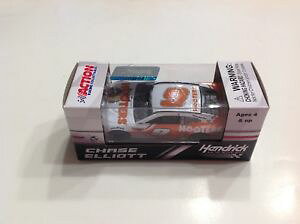 【送料無料】模型車 スポーツカー アクション#フーターズシボレーカマロエリオット164 action 2018 9 hooters chevy camaro chase elliott nib