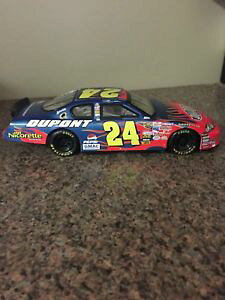 yz͌^ԁ@X|[cJ[@WFtS[h[XJ[nascar 2006 jeff gordon 24 dupnt racing car