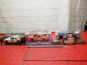 �y���������z�͌^�ԁ@�X�|�[�c�J�[�@3nascar 124lot of 3 miscellaneous nascar 124 scale collector cars