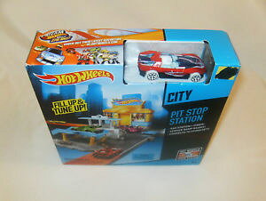 �y���������z�͌^�ԁ@�X�|�[�c�J�[�@�z�b�g�z�C�[���s�b�g�X�g�b�v hot wheels city pit stop station fill up amp; tune up playset ages 4