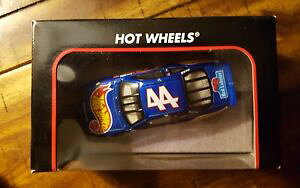 yz͌^ԁ@X|[cJ[@zbgzC[[VOJCyeBXP[gNbhuX^[hot wheels racing ~ kyle petty 44 [143 scale] red lobster on trunk