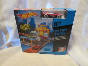 �y���������z�͌^�ԁ@�X�|�[�c�J�[�@�z�b�g�z�C�[���s�b�g�X�g�b�v hot wheels city pit stop station fill up amp; tune up playset ages 4