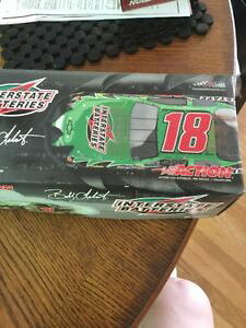 yz͌^ԁ@X|[cJ[@_CJXg{r[{enascar diecast 1 24 18 bobby labonte 2005 interstate batteries