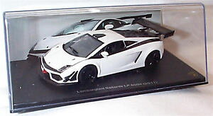 �y���������z�͌^�ԁ@�X�|�[�c�J�[�@�����{���M�[�j�K�����h�X�P�[��lamborghini gallardo lp 600 2011 in white 143 scale in case