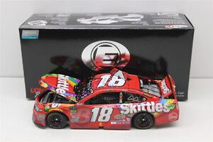 �y���������z�͌^�ԁ@�X�|�[�c�J�[�@�u���X�g���G���[�g�X�P�[�����[�Xkyle busch 18 2018 skittles bristol raced win elite 124 scale free shipping