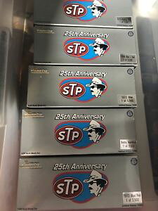 �y���������z�͌^�ԁ@�X�|�[�c�J�[�@�_�C�J�X�gstp 25th anniversary nascar diecast five car set