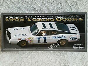 yz͌^ԁ@X|[cJ[@tHCggm[VOTCRu124 aj foyt 11 1969 torino cobra university of racing legends autographed