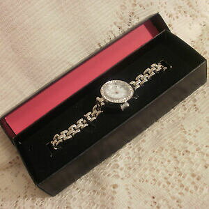 yzrv@GC{Vo[Xg[{bNXavon natalee silver tone watch ~ in box ~ 20cm