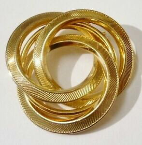 yzANZT[@lbNXu[`h[tre[Wbroche ancienne ronde finement grav relief bijou vintage couleur or 1979