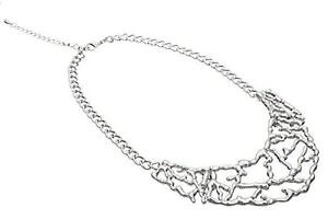 �y���������z�A�N�Z�T���[�@�l�b�N���X�l�b�N���X�`�F�[��collar de metal altamente pulido abstracto de gran tamao en una cadena de acera