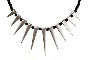 yzANZT[@lbNXVo[v[gXpCNJ[tratado alexa collar spike con perlas negras en placa de plata