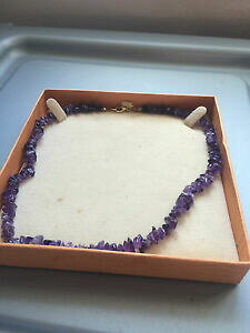 yzANZT[@lbNXAWXg`[J[u[``bvlbNXamatista chips gargantilla collar con broche de oro plateado