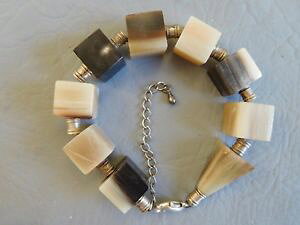 【送料無料】アクセサリー ネックレスブレスレットキューブブラウンベージュアルジェントホーンbracelet gourmette femme carre cube corne naturelle marron beige pl argent horn