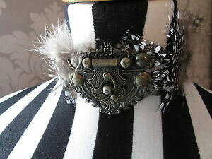 yzANZT[@lbNXtFU[`[J[u[`nEB[pintada pluma gargantilla con broche de latn gothhalloweensteampunk muchos colores