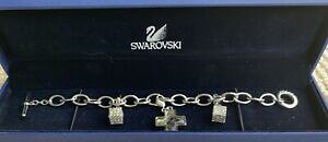 yzANZT[@lbNXXtXL[uXbgTCRNXswarovski pulsera con dijes con 3 encantos, 2 dados y 1 cruz en caja