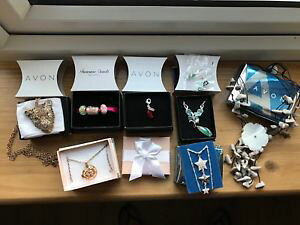 �y���������z�A�N�Z�T���[�@�l�b�N���X7 x conjunto de avon joyas joblot coleccin nuevo sin usar en caja