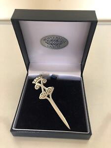 �y���������z�A�N�Z�T���[�@�l�b�N���X�X�Y�{�b�N�X�L���g�s���f�U�C��precioso en caja estao kilt pin 35 de largo bonito diseo