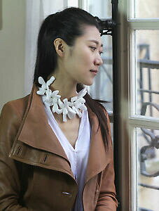 yzANZT[@lbNX@RA[OR[gum[collier mi long court reglable fleur resine blanc tissu noir zr 2