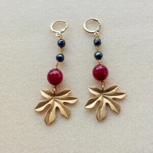 yzANZT[@lbNX@COS[hg[TeqXCorecchini tono oro satin con giada rossa e perle nere