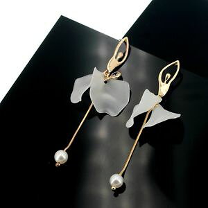 【送料無料】アクセサリー ネックレス メッキピンイヤリングダンサーパールホワイトライトレトロorecchini a perno dorato lungo danzatrice resina bianco perla leggero retr aa24