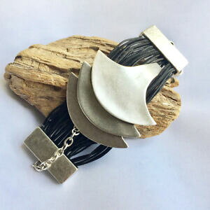 yzANZT[@lbNX@uXbgAWFg}bgm[Vo[U[uXbgbracelet sira finition argent mat et cuir noir silver and leather bracelet