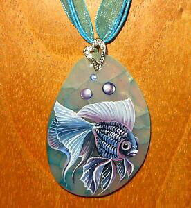 �y���������z�A�N�Z�T���[�@�l�b�N���X�@�y���_���g���C���b�N���V�Anuova inserzionenatural stone pendant lilac purple white fish genuine russian hand painted