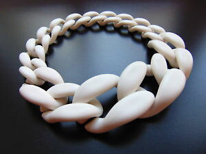 【送料無料】アクセサリー ネックレス モダンプラスチックチェーンアクリルビーズレビーmodern e trandy catena plastica perline acrilico bianco opaco colore, di catia levy