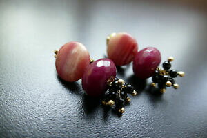 yzANZT[@lbNX@X^CbVr[bhIjLXAK^COS[hCOorecchini orecchini dorato con elegante rosso rubino, onyx e agata, di catia levy