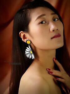 yzANZT[@lbNX@q}sCOorecchini a perno grandi fiore girasole bianco nero giallo resina leggero bb17