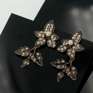 yzANZT[@lbNX@sV[gp[zCgN[o[COorecchini a perno dorato foglio pav perla bianco trifoglio fiore bb13