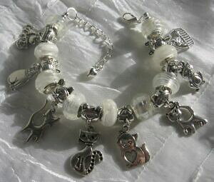 �y���������z�A�N�Z�T���[�@�l�b�N���X�@�u���X���b�g�����u�����`���b�gbracelet perles rondelles europennes verre blanc breloques histoire des chats