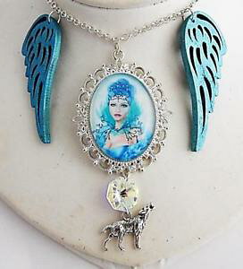 yzANZT[@lbNX@j[NlbNXregina della neve e lupo a mano collana con ali dangelo e cristallounico