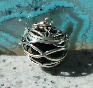 yzANZT[@lbNX@fbAWFlbg[Nciondolo richiamo degli angeli sfere suono nero rete in metallo argentato