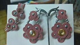 【送料無料】アクセサリー　ネックレス　イヤリングカフハンドメイドテクニックピンクorecchini bracciale 100 fatti a mano tecnica soutache rosa prezzo scontato