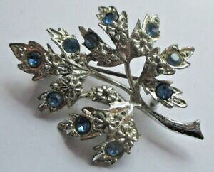 yzANZT[@lbNX@AWFg|re[Wcharmante broche couleur argent poli cristaux bleus bijou vintage 1863