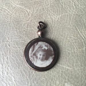 yzANZT[@lbNX@hAAeB[NtXy_gpendentif ancien porte photo 1914 fillette soldat antique french pendant