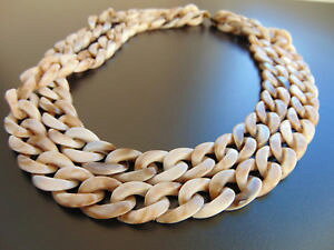 【送料無料】アクセサリー ネックレス モダンチェーンアクリルプラスチックパールベージュレビーmodern e trandy catena plastica acrilico perle beige colore, di catia levy