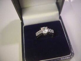【送料無料】ネックレス　ホワイトゴールドリングサイズデザインstunning 9 ct white gold unusual ring size jvery sparkly stones lovley design