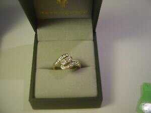 �y���������z�l�b�N���X�@9 ct yellow gold unusual twist ring set withsparkly cubics size n quality9 ct yellow gold unusual twist ring set with spar