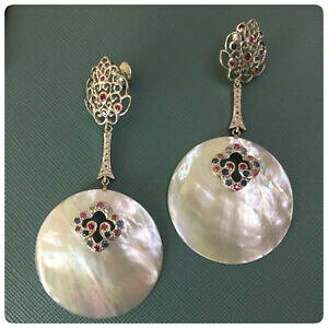 yzlbNX@r}J[Tt@CAICX^[VFzCggp[YCOburma natural assorted colour sapphire, oyster shell and white topaz earring